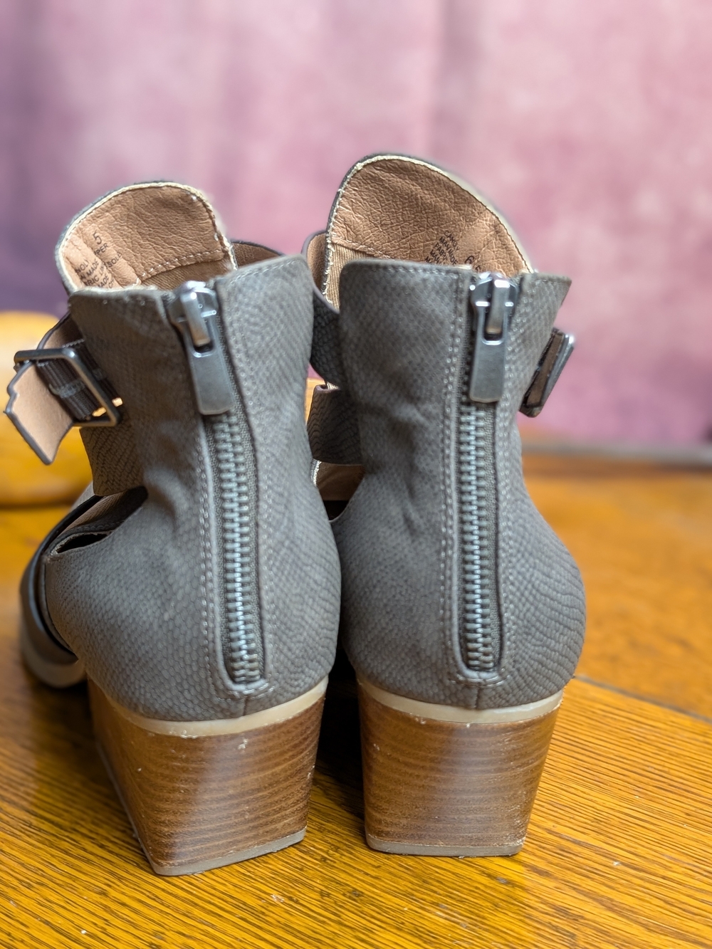 Yellow Box Women’s 6.5 Gray Textured Pointed Toe Ankle Booties - Picture 4 of 10